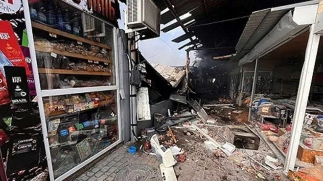 4일(현지시간) 오전 러시아가 우크라이나 남부 니코폴 마을에 있는 한 시장(사진)을 드론으로 공격해 5명이 숨지고 21명이 부상을 입었다. 연합뉴스. 우크라이나 비상대책본부 제공