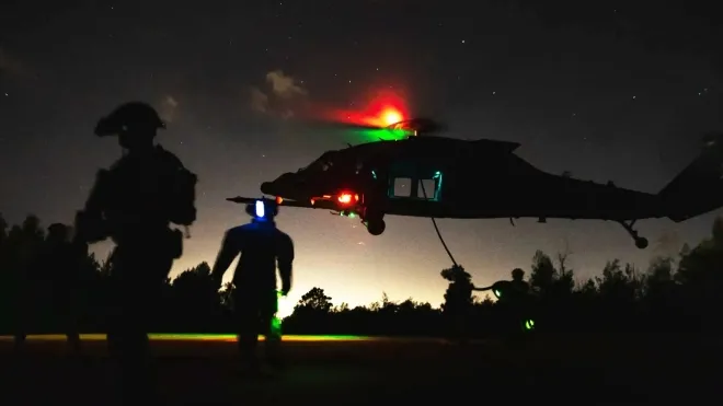 미 해병대가 블랙호크 계열에 헬기를 이용해 작전을 펼치고 있다. 자료사진