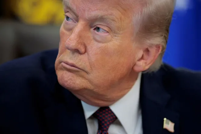 도널드 트럼프 미국 대통령이 지난달 31일(현지시간) 워싱턴 백악관 집무실에서 우편투표 관련 행정명령 서명식에 참석하고 있다. 로이터 연합뉴스