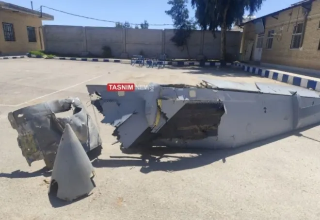 이란 상공에서 격추된 중국제 드론 왕룽 2의 잔해. 타스님 통신 제공