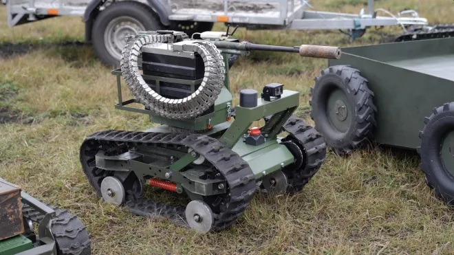 우크라이나가 운용 중인 무인지상차량(UGV)이 기관총을 탑재한 채 시험·전시되고 있다. 키이우 포스트 제공