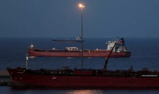 호르무즈 해협 인근에 유조선들이 정박해 있다. 미국·이란 휴전 뒤에도 해협 통항 차질이 이어지며 선박 대기가 계속되는 모습이다. 로이터 연합뉴스