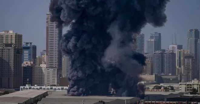 이란의 미사일·드론 공격 여파로 3월 1일(현지시간) 아랍에미리트(UAE) 샤르자 산업지대에서 검은 연기가 치솟고 있다. AP 연합뉴스