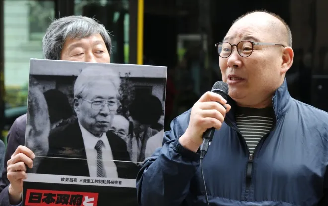 일제 강제동원 피해자인 고 정창희 씨 차남인 정종오 씨가 9일 도쿄 지요다구 미쓰비시중공업 앞에서 사죄와 배상을 촉구하고 있다. 2026.4.9 연합뉴스