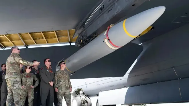 미 공군 B-52 폭격기 날개 아래 장착된 AGM-183A 애로우(ARRW) 극초음속 미사일. 2027회계연도 국방예산안에는 애로우 관련 예산도 반영됐다. 미 공군 제공