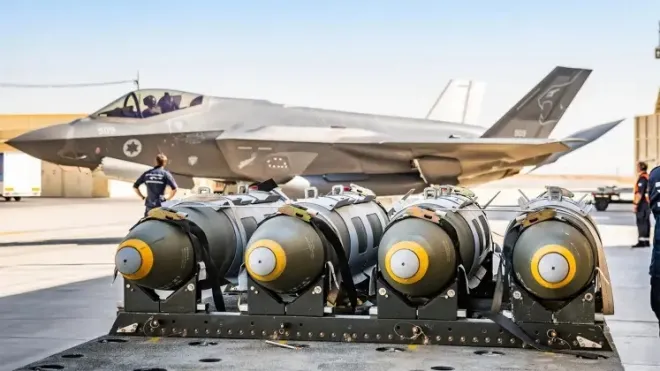이스라엘 네바팀 공군기지에서 F-35I ‘아디르’ 전투기 앞에 GBU-31/B 합동정밀직격탄(JDAM)이 놓여 있다. 이스라엘형 F-35I는 자국 맞춤형 소프트웨어와 임무 체계 통합 범위가 넓어 중동 실전 운용에서 주목받아 왔다. 사진은 기사 내용과 직접 관련 없는 자료사진. 밀리터리워치매거진