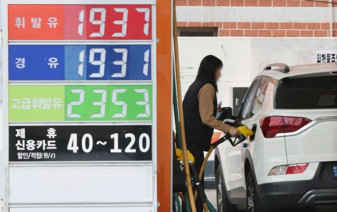 부산 해운대구 한 주유소에서 시민이 차량에 주유하고 있다. 3차 석유 최고가격제 시행 첫날인 10일 국내 기름값 부담이 이어지며 원유 수급과 유가 흐름에 관심이 쏠리고 있다. 연합뉴스