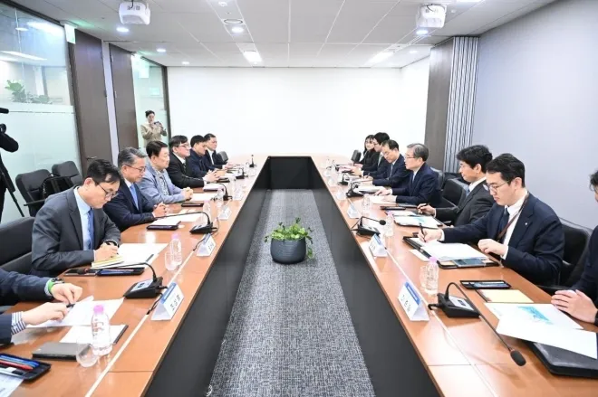 조현 장관과 대한석유협회 및 정유업계 관계자들이 10일 만나 호르무즈 해협 통항 불안에 따른 원유 수급 대응 방안을 논의하고 있다. 정부는 중동발 공급 차질 가능성에 대비해 대체 수입선 확보와 수입선 다변화에 나섰다. 외교부 제공 연합뉴스