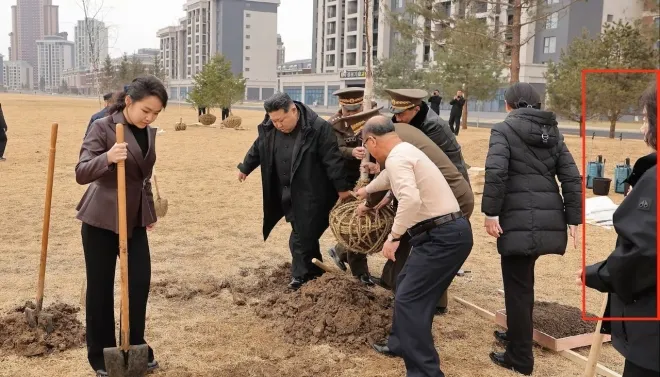 북한 대외선전용 월간 화보집 ‘조선’ 2026년 4월호에 실린 식수 행사 장면. 김정은 북한 노동당 총비서가 지난달 14일 평양 새별거리 못가공원에서 간부들과 함께 식수 행사를 진행하는 가운데 최선희 외무상(오른쪽 빨간 네모)이 캐나다 명품 패딩을 입은 모습이 포착됐다. 뉴스1