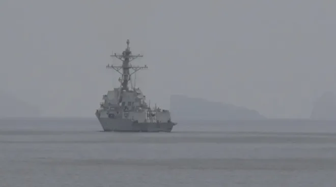 2026년 4월 11일 미국 해군 구축함 한 척이 호르무즈 해협을 항해하고 있다. 미 해군 제공