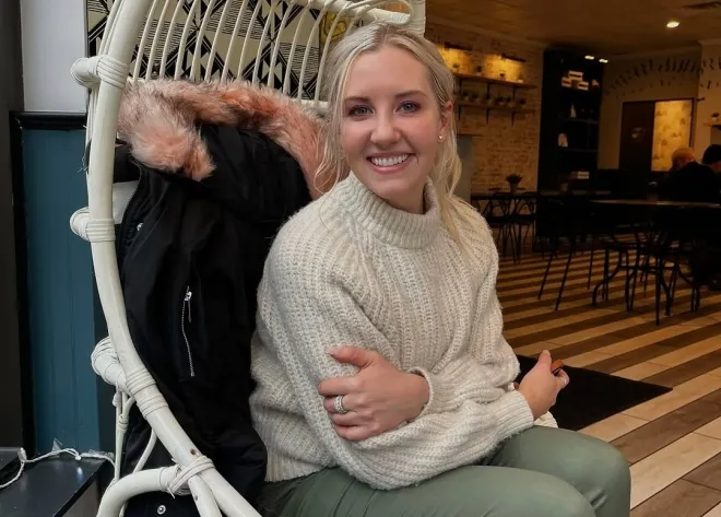 로런 하킨스가 실내 의자에 앉아 미소 짓고 있는 모습. 인스타그램 캡처