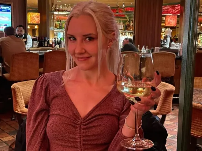 로런 하킨스가 무알코올 와인잔을 든 채 촬영한 사진. 인스타그램 캡처