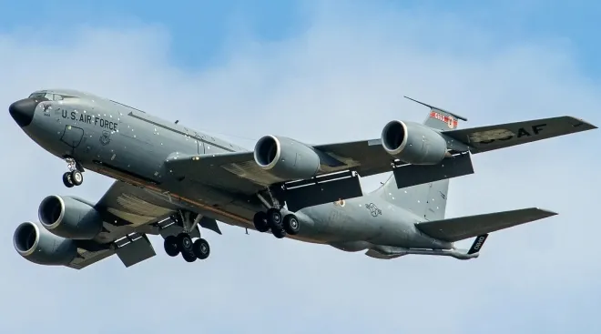 영국 밀든홀 공군기지를 통과하던 KC-135R의 기체 앞부분과 뒷부분에서 명확한 수리 흔적이 보인다. 해당 기체는 지난달 이란의 사우디 프린스 술탄 공군기지 타격 당시 손상된 것으로 추정된다. 더워존 제공