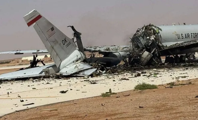 27일(현지시간) 사우디아라비아에 있는 프린스술탄 공군기지에 이란의 미사일과 드론이 날아들면서 미군 병사 최소 15명이 부상하고 이중 5명은 중상을 입었다. 사진은 파괴된 E-3 센트리 공중조기경보통제기(AWACS). 엑스 캡처