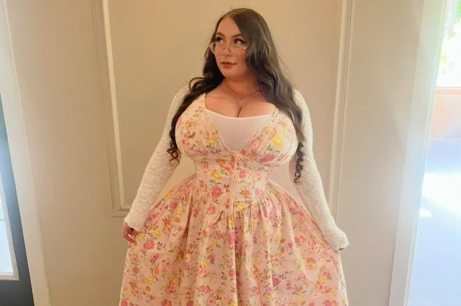 서머 로버트가 꽃무늬 원피스를 입고 촬영한 사진. 소셜미디어 캡처