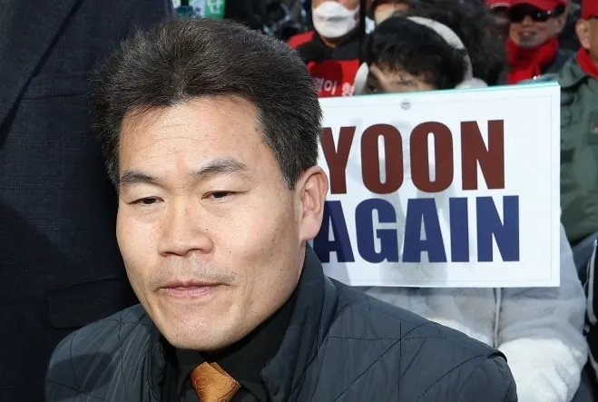 한국사 강사 출신 보수 유튜버 전한길씨가 19일 서초구 서울중앙지방법원 앞에서 열린 윤석열 전 대통령 지지자 집회에 참석해 있다. 2026.2.19 연합뉴스