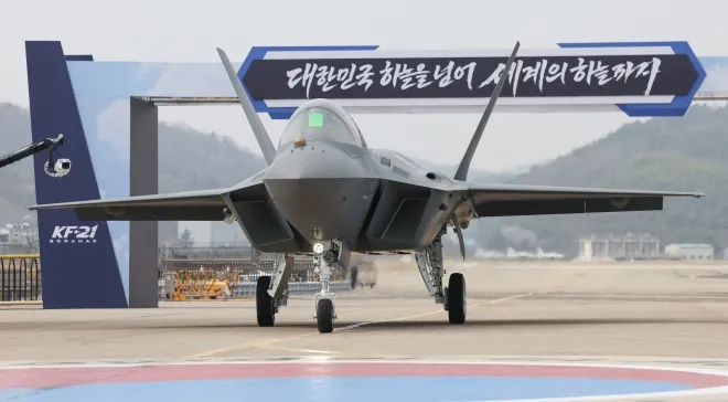 KF-21 양산 1호기가 지난달 25일 경남 사천 한국항공우주산업(KAI)에서 공개되고 있다. 양산 단계 진입과 함께 인도네시아 16대 도입 논의 등 첫 수출 가능성에도 관심이 쏠리고 있다. 연합뉴스