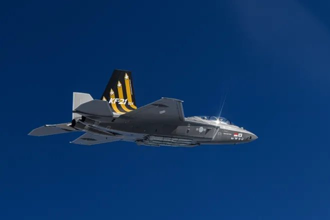 한국형 초음속 전투기 KF-21 보라매가 시험비행을 하고 있다. 업계는 KF-21이 양산 단계에 들어서면서 인도네시아 16대 도입 논의와 기존 FA-50 운용국 대상 후속 수출 가능성에도 주목하고 있다. KAI 제공