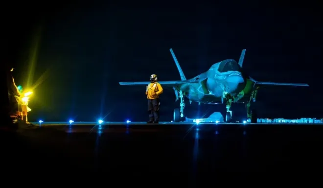 미 중부사령부(CENTCOM)가 15일(현지시간) 공개한 사진으로, 강습상륙함 USS 트리폴리(LHA-7) 갑판에서 F-35B 스텔스 전투기가 이란 항구 봉쇄 작전 투입을 앞두고 출격 준비를 하고 있다. 중부사령부 엑스(X)