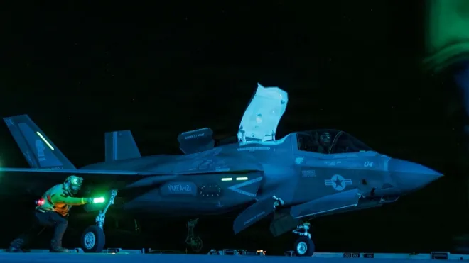 미 중부사령부(CENTCOM)가 14일(현지시간) 공개한 사진으로, 강습상륙함 USS 트리폴리(LHA-7) 갑판에서 F-35B 스텔스 전투기가 야간 비행작전을 준비하고 있다. 중부사령부는 트리폴리가 최대 20대 이상의 F-35B를 운용할 수 있는 강습상륙함이라고 설명했다. 중부사령부 엑스(X)