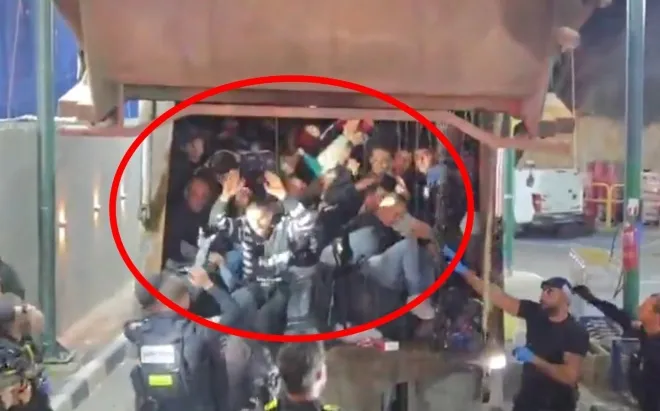 지난 13일 팔레스타인 서안지구에서 이스라엘로 넘어가려던 팔레스타인 남성 약 70명이 쓰레기 트럭 안에 숨어있다 적발됐다. 이스라엘 경찰 제공 영상 캡처