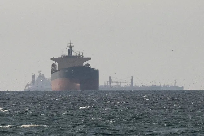 지난 3월 11일(현지시간) 아랍에미리트(UAE) 라스알카이마 북부에서 바라본 호르무즈 해협 인근 걸프 해역의 화물선들. 미국의 이란 항구 봉쇄 속 중국 연계 유조선 회항 정황이 잇따라 포착되고 있다. 로이터 연합뉴스