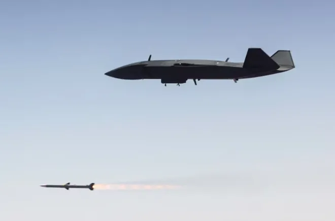 보잉 오스트레일리아가 개발한 고스트 배트는 F-35 전투기와 같은 유인 항공기와 함께 비행하도록 설계됐으며, 지난해 말 시험 비행에서 공중 표적을 성공적으로 격추했다. 호주 국방부 제공
