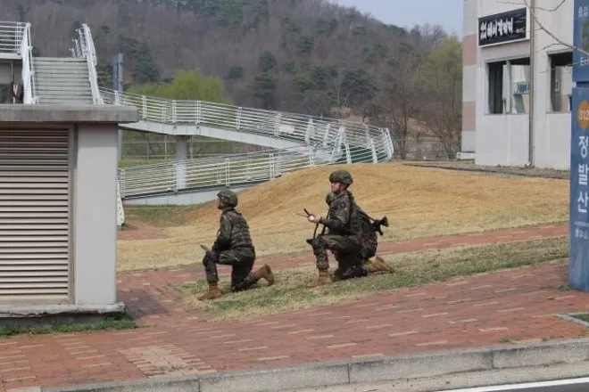 육군9보병사단 도깨비여단이 지난 7일 개최한 ‘대대급 드론·대드론 전투 시범식 교육’에서 장병들이 드론을 운용하고 있다. 부대 제공