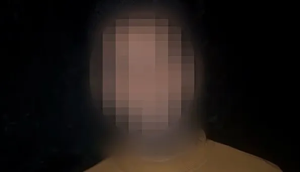 주수르 뉴스 인터뷰에 응한 가자지구 남성의 증언 화면. 신변 보호를 위해 얼굴은 가려졌다. 이 남성은 전쟁으로 피란 중이던 한 과부가 텐트 안에서 하마스 대원 여러 명에게 피해를 입는 장면을 목격했다고 주장했다. 주수르 뉴스 캡처