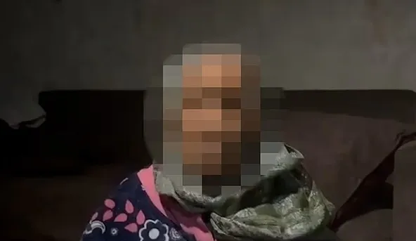 주수르 뉴스 인터뷰에 응한 가자지구 고령 여성의 증언 화면. 이 여성은 가자지구 내 일부 자선단체가 절박한 처지의 여성들을 속이고 악용하고 있다고 주장했다. 주수르 뉴스 캡처