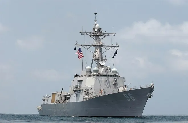 미 해군 알레이버크급 유도미사일 구축함 USS 베인브리지(DDG-96)가 2007년 9월 소말리아 인근 해역에서 대(對)해적 작전을 수행하고 있다. 미 해군은 호르무즈 해협 등 중동 해역에서 이지스 구축함을 핵심 수상전력으로 운용해 왔다. 미 해군·위키미디어 커먼스