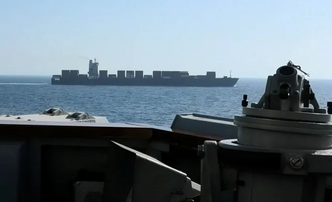 미 해군 구축함 USS 스프루언스가 19일(현지시간) 북아라비아해에서 이란 국적 화물선 투스카호를 차단하고 있다. 사진 오른쪽은 미 군함 장비 일부. 로이터 연합뉴스