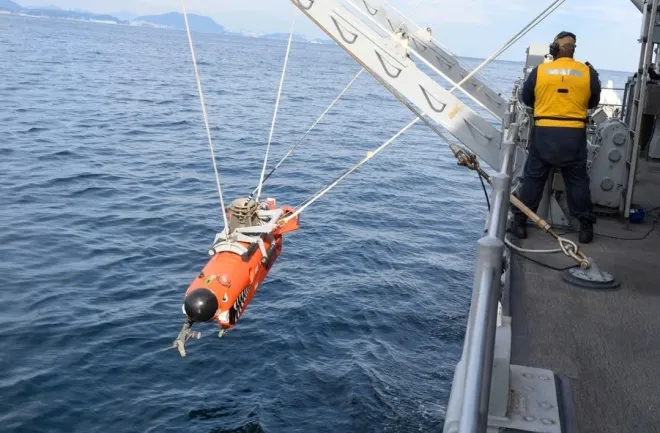 미 해군이 기뢰 제거용 무인 수중 장비를 바다에 투입하고 있다. 미 해군 제공