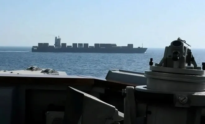 미 해군 구축함 USS 스프루언스가 19일(현지시간) 북아라비아해에서 이란 국적 화물선 투스카호를 차단하고 있다. 사진 오른쪽은 미 군함 장비 일부. 로이터 연합뉴스