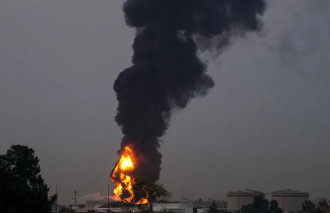 이란의 공격을 받은 두바이 국제공항 인근 유류저장고에서 16일(현지시간) 거대한 화염과 검은 연기가 치솟고 있다. AP 연합뉴스