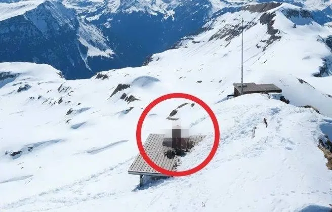 지난 8일(현지시간) 스위스 알프스의 해발 2681m 파울호른 정상 부근에서 한 커플이 성관계를 하는 모습. 20미누텐 제공