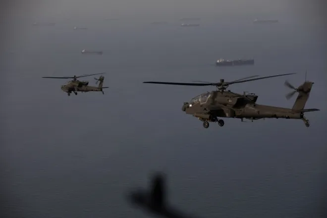 미 육군 AH-64 아파치 공격헬기가 17일(현지시간) 호르무즈 해협 상공을 비행하며 순찰하고 있다. 미 중부사령부(CENTCOM)는 해당 비행이 항행의 자유 지원을 위한 가시적 전력 전개라고 밝혔다. CENTCOM 엑스(X) 캡처