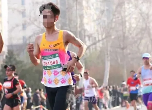 중국 허난성 안양 마라톤 여자 하프마라톤 부문에서 대리 출전 의혹이 제기된 참가자 번호표를 달고 달리는 남성. 웨이보 캡처