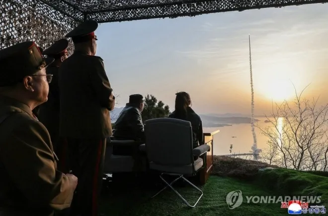 2026년 4월 20일, 북한이 전날 단거리 지대지 탄도미사일 집속탄두 위력을 평가하는 시험 발사에 성공했다고 밝혔다. 시험 발사를 지켜보는 김정은 북한 국무위원장과 딸 주애. 연합뉴스