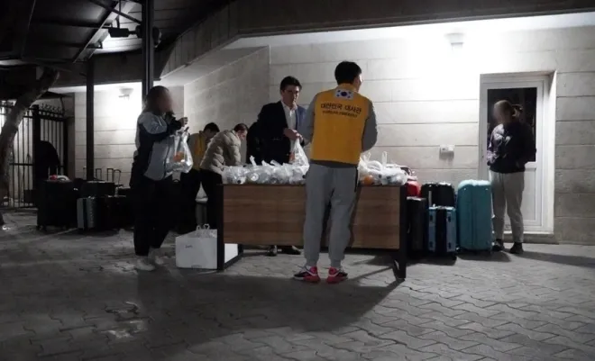 이란에 체류하던 한국인 24명이 지난 3월 3일(현지시간) 투르크메니스탄으로 무사히 대피했다. 이날 외교부에 따르면 이들은 주이란한국대사관이 임차한 버스 2대에 나눠타고 전날 오전 5시 테헤란에서 동쪽으로 출발했다. 당시 우리 교민의 대피를 도운 외교부 직원들의 모습. 연합뉴스