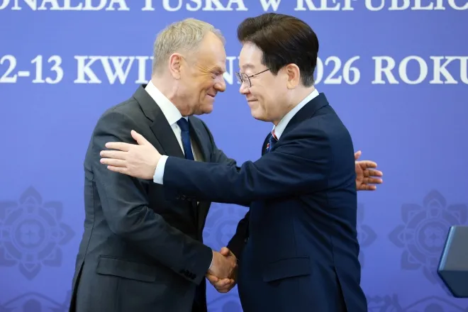 이재명 대통령과 도날트 투스크 폴란드 총리가 13일 청와대에서 정상회담 후 이어진 공동언론발표를 마친 뒤 악수하며 서로 어깨를 감싸고 있다. 뉴스1