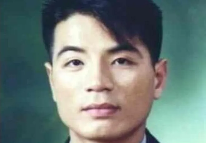 유영철의 모습. 짧게 정리한 머리와 무표정한 얼굴은 어디서나 볼 법한 평범한 인상을 주지만, 그는 2003~2004년 서울 일대에서 20명을 살해한 혐의로 사형이 확정된 연쇄살인범이다. 자료사진