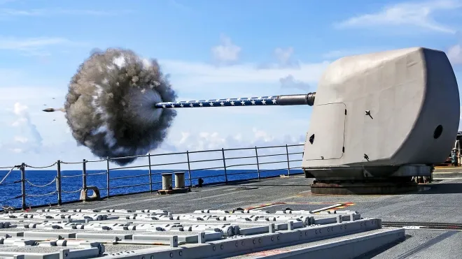 미 해군 순양함 USS 프린스턴(CG-59)이 2025년 7월 29일 태평양에서 Mark 45 5인치 함포를 발사하고 있다. 미 해군은 최근 이란 선박 차단 작전에서 Mk 45 127㎜ 함포로 선박 추진력을 무력화했다. 미 해군 제공