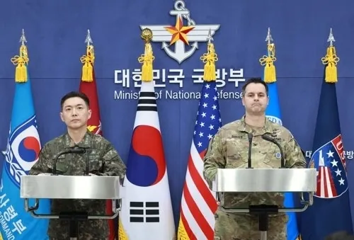 2026년 2월 25일 장도영(왼쪽) 합동참모본부 공보실장과 라이언 도널드 주한미군사 공보실장이 국방부에서 ‘2026 자유의 방패(FS) 연습’ 관련 브리핑을 하는 모습. 사진공동취재단