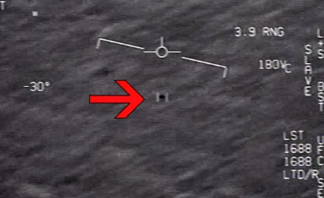 지난 2017년 미 해군 항공모함 USS 시어도어 루스벨트호 소속 전투기가 촬영한 UFO