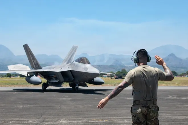 미 공군 F-22 랩터가 지난 3일 필리핀 바사 공군기지에서 열린 ‘코프 선더 26-1’ 훈련에 참가하기 위해 활주로를 이동하고 있다. 미 공군 제공