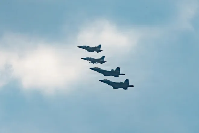 필리핀 공군 FA-50PH 경전투기 2대와 미 공군 F-22 랩터 2대가 지난 16일 필리핀 바사 공군기지 인근 상공에서 ‘코프 선더 26-1’ 훈련을 하며 편대비행을 하고 있다. 미 공군 제공