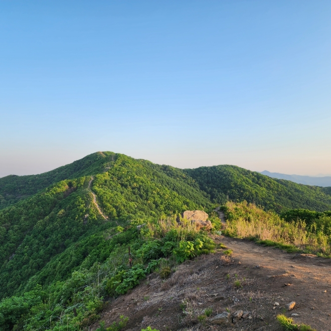 부드러운 능선 위에 새겨진 공민왕의 자취, 이천 원적산 [두시기행문]