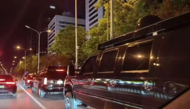 미중 정상회담을 앞두고 베이징 시내 고속도로에서 미국 정부 번호판을 단 검은색 경호 차량들이 달리고 있다. SCMP 캡처