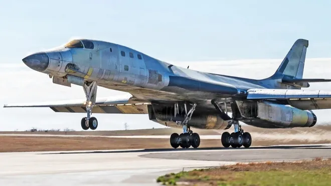 복구 후 시험 비행 중인 B-1B 폭격기. 미 공군 제공